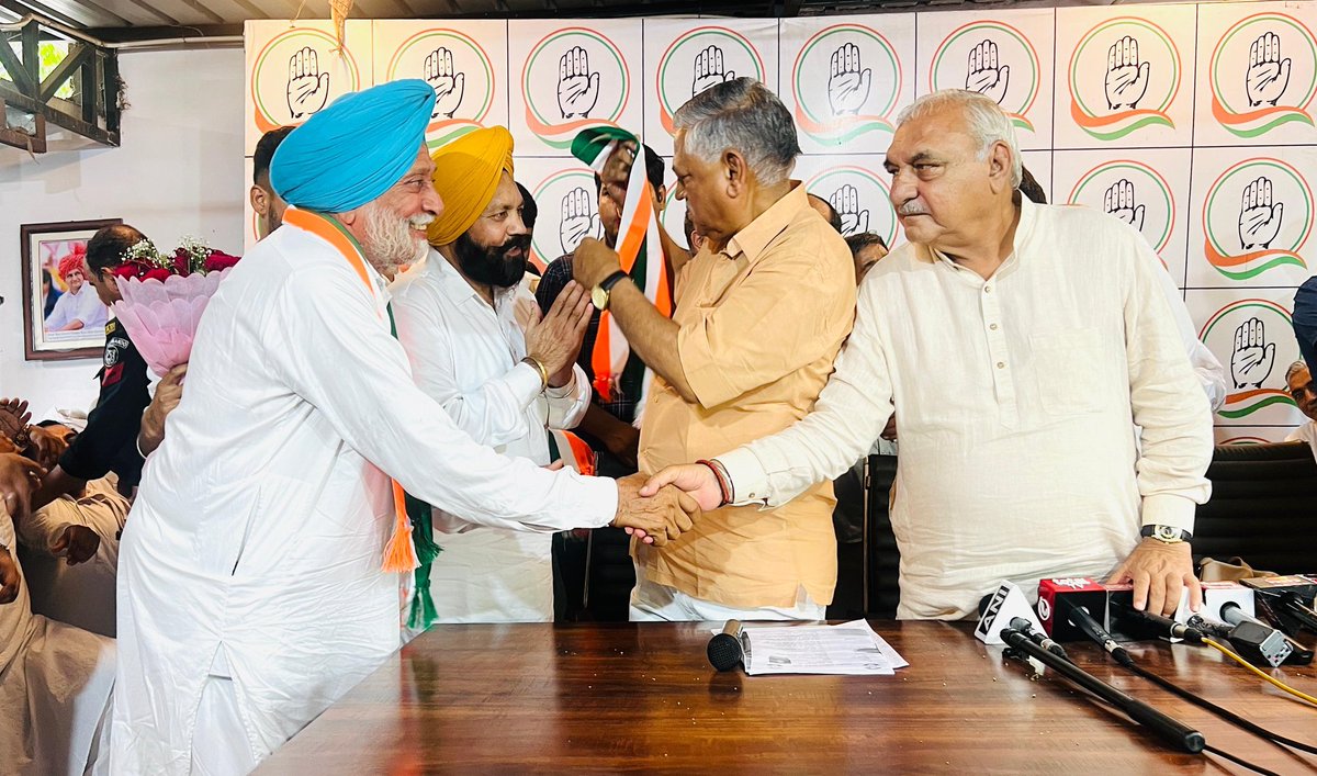 BhupinderShooda's tweet photo. दिल्ली निवास पर BJP, JJP, INLD समेत विभिन्न दलों के नेताओं, कार्यकर्ताओं, पदाधिकारियों, पार्षदों, सरपंचों और पूर्व सरपंचों ने कांग्रेस पार्टी का दामन थमा। इस दौरान प्रमुख रूप से -

◆महेश डायमा, जिला पार्षद

मांगेराम नेताजी, भीम सिंह सूबेदार, धर्मबीर सिंह, देशराज नम्बरदार, डॉ. चंद्र (पूर्व ब्लॉक समिति चेयरमैन व पूर्व सरपंच), रामकिशन (पूर्व सरपंच ग्वाल पहाड़ी), धीरज तंवर, आजाद सिंह (पूर्व सरपंच)

◆सरदार राम सिंह कोडवा (पूर्व प्रत्याशी नारायणगढ़ और पूर्व प्रदेश सचिव JJP)

लवजीत सिंह कोडवा, दरवारा सिंह पंजेटो (पूर्व प्रदेश महासचिव BC सेल), विशांत गिल (पूर्व युवा हलका अध्यक्ष, नारायणगढ़), बिच्छा राम कठेमाजरा (पूर्व किसान सेल हलका अध्यक्ष, नारायणगढ़), मुस्ताक अली (पूर्व अल्पसंख्यक हलका अध्यक्ष, नारयणगढ़), दविंद्र सिंह (पूर्व शहरी स्थानीय निकाय हलका अध्यक्ष, नारायणगढ़), अमित दुधली (पूर्व युवा हलका उपाध्यक्ष), पारस दत्ता कठेमाजरा (पूर्व युवा हलका उपाध्यक्ष), रवीन्द्र गुर्जर (पूर्व युवा हलका उपाध्यक्ष), प्रिन्स प्रजापत (पूर्व युवा हलका उपाध्यक्ष), माया राम (सरपंच, कठेमाजरा)

◆सुरेश (प्रधान, सरपंच एसोसिएशन बवानी खेड़ा)

हंसराज (सरपंच, रोहनात), सोनू (सरपंच, बोहल), धीरा (सरपंच, केलंगा), मंजीत (सरपंच, सुखपुरा), बिजेंद्र नम्बरदार (सरपंच, सिवाड़ा), राजेश (सरपंच, धनाना), राजदीप (सरपंच, अलखपुरा), अजय (सरपंच, पुर), रोहित (सरपंच, कुगड़), सुनील (सरपंच, भैणी), नीटू (सरपंच, खरककलां), राजकुमार (सरपंच, जमालपुर), विजय (सरपंच, नाथूवास), ताराचंद (सरपंच, सिप्पर), नवीन (सरपंच, कुगड़), आजाद (पूर्व सरपंच, नाथूवास), नरेश तंवर (पूर्व सरपंच, पालुवास)

सुभाष केलंगा, हरिओम केलंगा, अशोक जोगी (पूर्व पार्षद), बलवान (पूर्व पार्षद), अमरदीप (वाईस चेयरमैन, बवानी खेड़ा)

कुलदीप (पूर्व सरपंच), श्री कृष्ण ठेकेदार, प्रहलाद नायक, वीरेंद्र नायक, गोदुराम नायक

आदि नेता शामिल हुए। आप सभी का कांग्रेस पार्टी में स्वागत है।