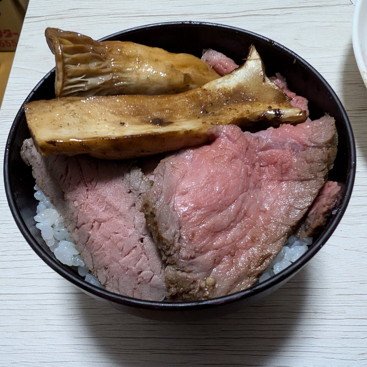 misakitchen's tweet photo. ローストビーフ丼 https://t.co/gMbufbdWjV