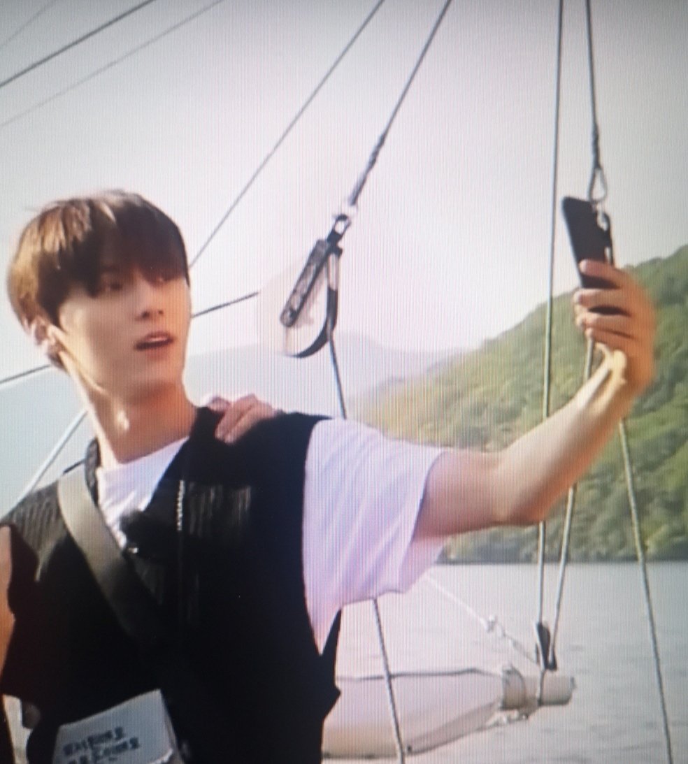 Tsuksky's tweet photo. Stunning scenery!😍
Oh, my tshirt, isn't it cute? 😁
At Lake Ashi, Hakone. 🍑🧡
#hwangdo #minhyun #hakone #lakeashi #pirateboat #lovingjapan https://t.co/UTItt89U65