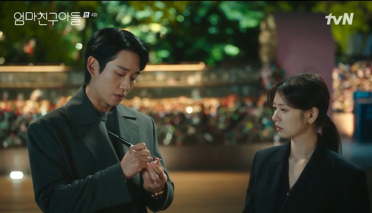 koryanhoe's tweet photo. this is peak romance....releasing frustrations in seoul tower 

 #LoveNextDoor #LoveNextDoorEp4 #엄마친구아들 https://t.co/wxI4jIdPr2