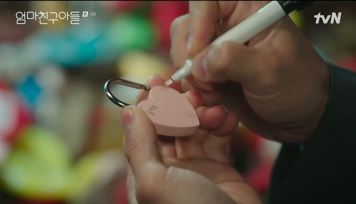 koryanhoe's tweet photo. this is peak romance....releasing frustrations in seoul tower 

 #LoveNextDoor #LoveNextDoorEp4 #엄마친구아들 https://t.co/wxI4jIdPr2