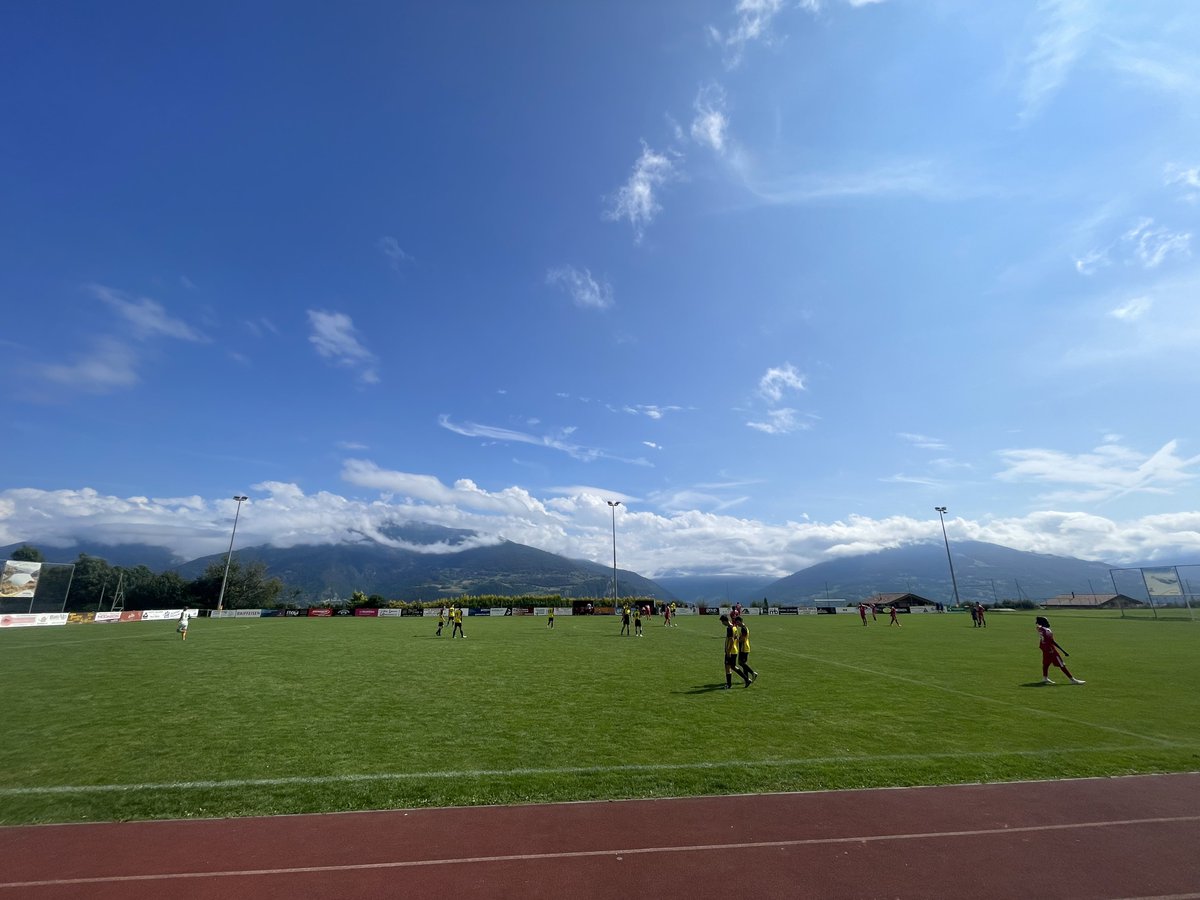 Swiss_Cathy's tweet photo. Retour des joueurs sur le terrain pour la 2e mi-temps. ⚽️🦁🔴  

(y’a pire comme vue ⛰️😎)

#Ayent #Arbaz #Sion
#stade #StJacques
#Valais

@USAyentArbazA https://t.co/35yoJnplTN