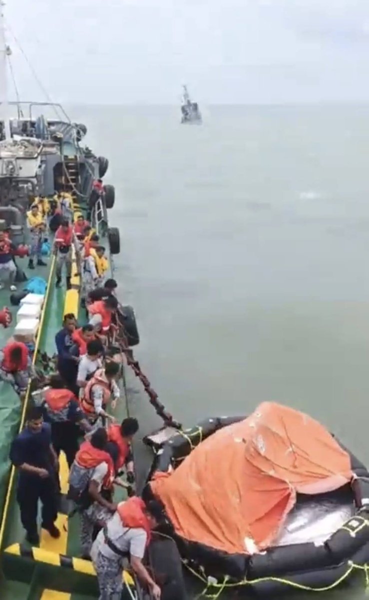 ThaiSF2013's tweet photo. เรือรบ KD Pendekar ประเภทเรือเร็วโจมตีของ #กองทัพเรือมาเลเซีย  ชนวัตถุใต้น้ำ จนเกิดรอยรั่วทำให้น้ำไหลเข้า และจมลง พิกัด  2 ไมล์ทะเลทางตะวันออกเฉียงใต้ของ รัฐยะโฮร์ เมื่อเวลา 15.54 น. วันที่ 25 ส.ค.67 ทีมกู้ภัยสามารถช่วยลูกเรือ 39 ราย ไว้ได้อย่างปลอดภัยก่อนเรือจม
#เรือรบมาเลเซียจม https://t.co/GNq8vOjqOZ