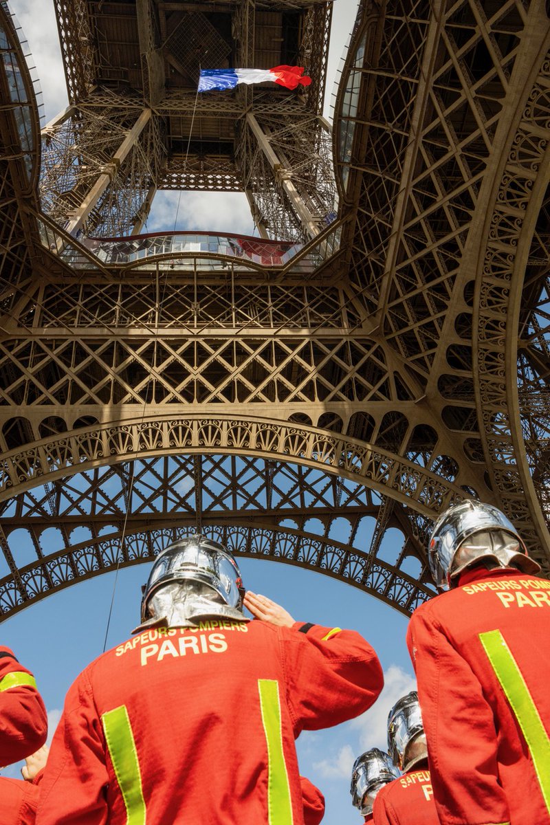 LaTourEiffel's tweet photo. 🇫🇷 #CeJourLà, le 25 août 1944, six sapeurs @‌pompiersparis ont bravé les tirs des soldats allemands pour remettre le drapeau tricolore à mon sommet. Une cérémonie d’hommage à cet acte héroïque a eu lieu ce matin sur mon parvis #LiberationdeParis @‌Paris https://t.co/Mr8sUstAid