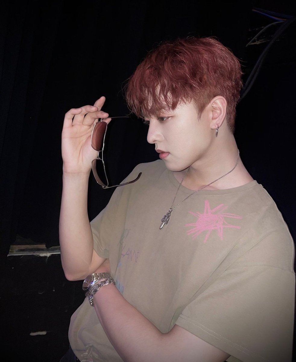 RAVNRchiVeMomen's tweet photo. Sweet Moment with @pls9ravn #RAVN 
#RVCOLLECTIONS

Ravn has a lot of artistic talent.

#레이븐 #김영조 #レイブン https://t.co/I9QrwIOWQK