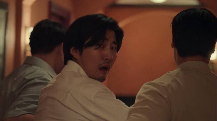 TarizSolis's tweet photo. "Salahku apa sih kok bisa sampe seapes ini?"

Terinspirasi pepatah Korea soal katak bernasib tragis gara-gara batu nyasar, The Frog hadirkan series thriller bertipe slowburn yg pelan-pelan makin mencekam, memancing penasaran sekaligus bikin darah mendidih sembari mengomentari realita pahit dimana orang-orang tak bersalah kerap jadi korban dari keculasan orang yg punya kekuasaan & penegakan hukum yg pilih kasih.

Series sepanjang 8 episode ini nyeritain seorang pemilik guesthouse di pedesaan nan asri yg hidupnya seketika terseret permainan berbahaya setelah kedatangan seorang tamu misterius yg bertindak aneh, mencurigakan & semena-mena. Siapa dia & apa kaitannya dengan kasus pembunuhan 20 tahun sebelumnya?

Seru!