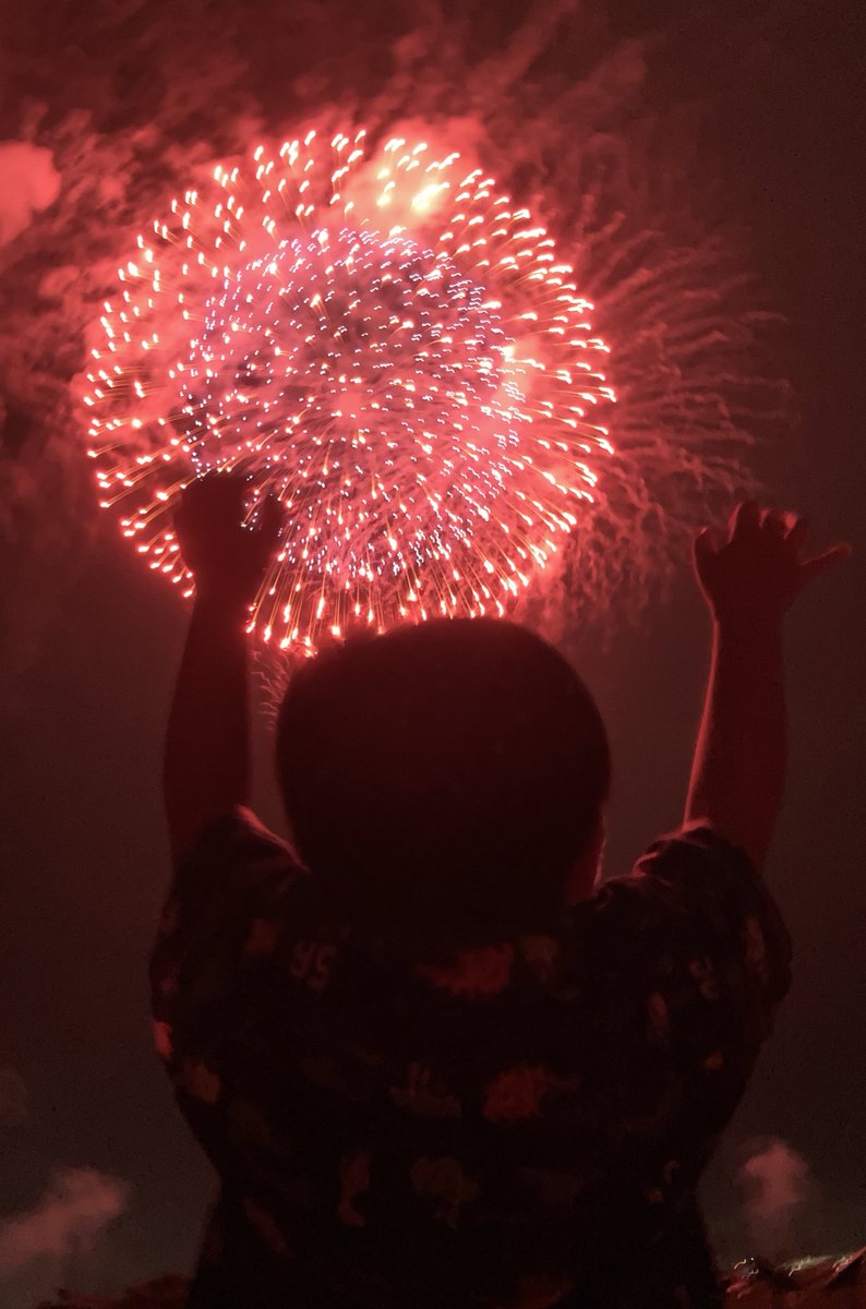 cyosko's tweet photo. 去年は長男ゆずタローが寝てしまい、花火を見る事が出来なかったので、今年はお昼寝しっかりして万全の体制で臨みました(´✪ω✪`)
写真は次男ゆずジロー📸！
初めての大きな花火に大興奮でした🙌🏻✨️
#ござれや花火2024
#ござれや花火は8月25日 https://t.co/fMNa8mSApO