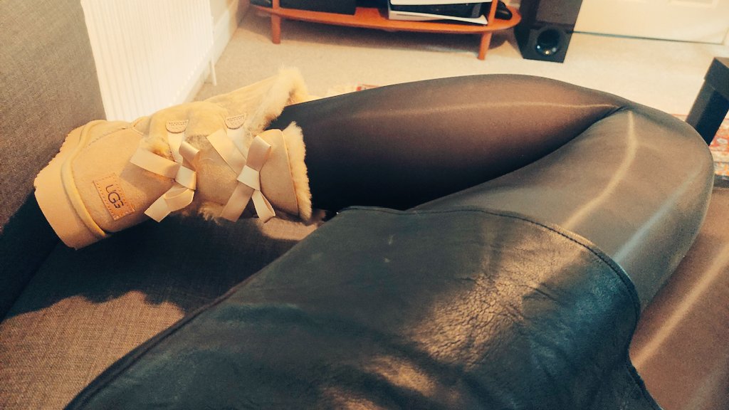 CutiePieSissy's tweet photo. Shiny black tights with bailey bow Ugg boots and a black leather mini skirt 😍 Perfect outfit for autumnal weather 🍂 https://t.co/gmKXtcLGKz