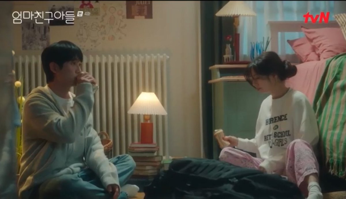 koryanhoe's tweet photo. he gave her his medal, he brought her foods and comic books...if this is isn't the love everyone's talking about then i don't want it 

 #LoveNextDoor #LoveNextDoorEp4 #엄마친구아들 https://t.co/GOFxRnBCEy