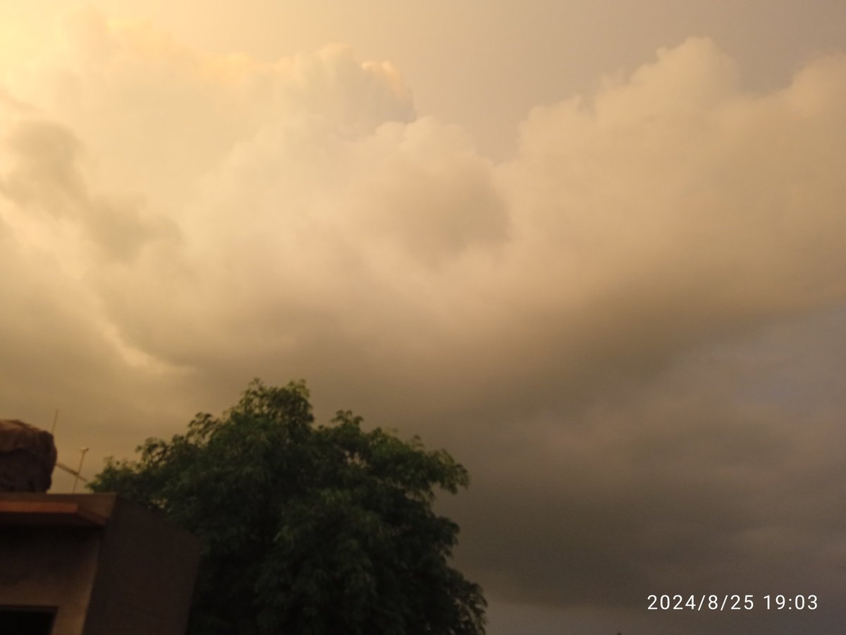 LaxmanTarad's tweet photo. #Khinvsar Today morning to heavy to #veryheavy speel of whole day
Dense #Lighting ⚡⚡ with Cloud sound
very beautiful clouds 👇
#Jodhpur #Bikaner #Nagaur
#HeavyRain #RainyDays
#Flash https://t.co/V9iKwYo1Aa