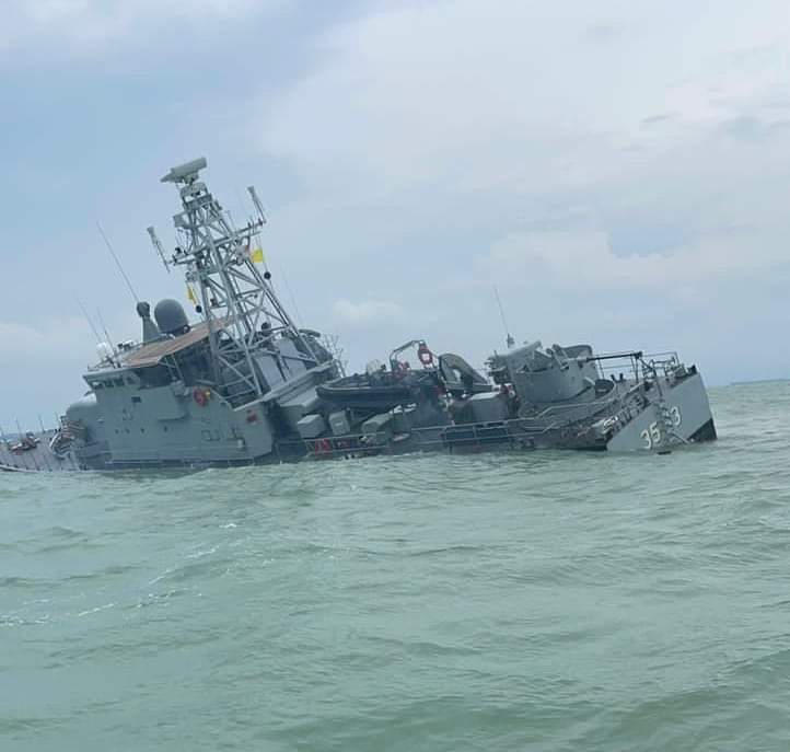 NavyLookout's tweet photo. 🇲🇾Royal Malaysian Navy Fast attack craft KD Pendekar has sunk after 'collision with an underwater object' 2nm south east of Johor.

All crew rescued.

https://t.co/qOl42vvrXE https://t.co/DYFUjk8Gpd