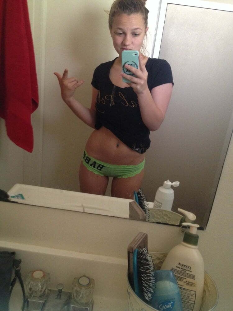Vero_devoreuse's tweet photo. Si on est ensemble je me fou de qui essaye de te parler, de flirter avec toi ou qui te dm, tout ce qui m'importe c'est ce que toi tu leurs réponds https://t.co/VN6TUwa6Lk