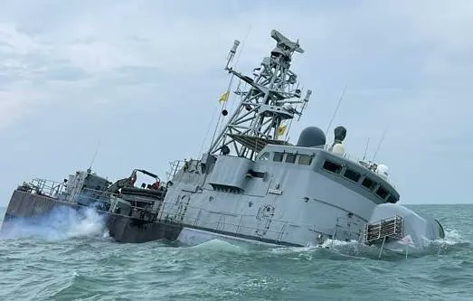 NavyLookout's tweet photo. 🇲🇾Royal Malaysian Navy Fast attack craft KD Pendekar has sunk after 'collision with an underwater object' 2nm south east of Johor.

All crew rescued.

https://t.co/qOl42vvrXE https://t.co/DYFUjk8Gpd