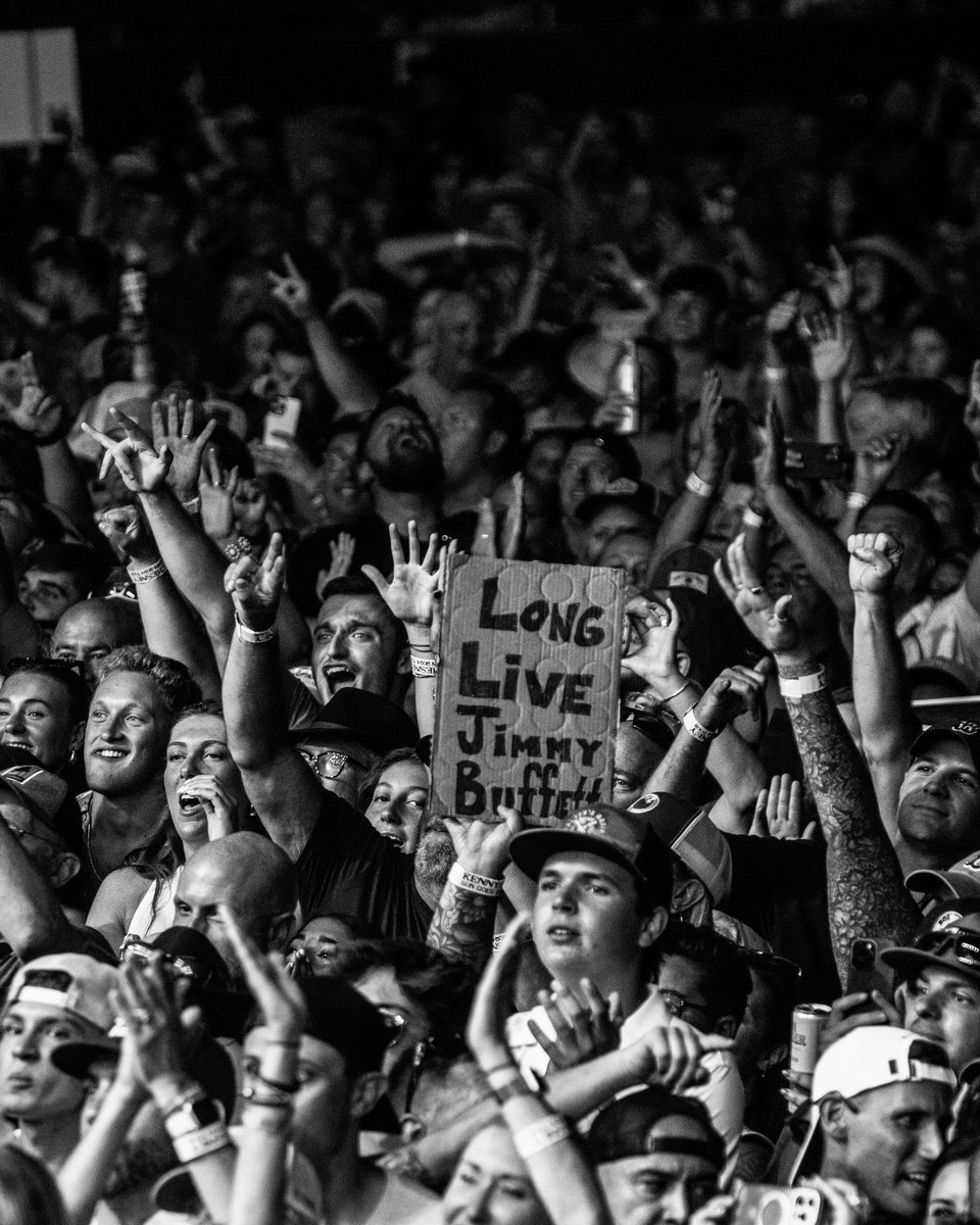 zacbrownband's tweet image. Long live @jimmybuffett 

Been quite a summer with @kennychesney 🤙🏼