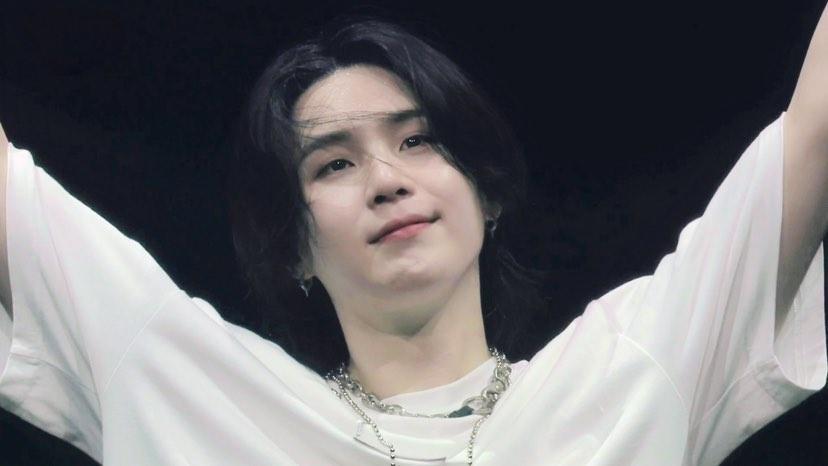 PintuAjaibID's tweet photo. Dear our pride Min Yoongi,

People make mistakes, but those who are willing to admit their mistakes are those who have a big heart and are brave. You have proven that you are a person with integrity, your mistakes are no bigger than those who spread slander about you. Yoongi, we are always here for you, you have given your best for your group, for your fans, for your family, for your country and for millions of other people. The higher the tree, the higher the wind.. Your success shook the hearts of many people, causing fear from those who are jealous. You didn’t disappoint us. You will fly even higher after this, we believe that. Let’s hold hands together.
We love you Yoongi 💜

-Your ARMY-

#ARMYStandsWithSuga
#ARMYFOREVERBANGTANFOREVER