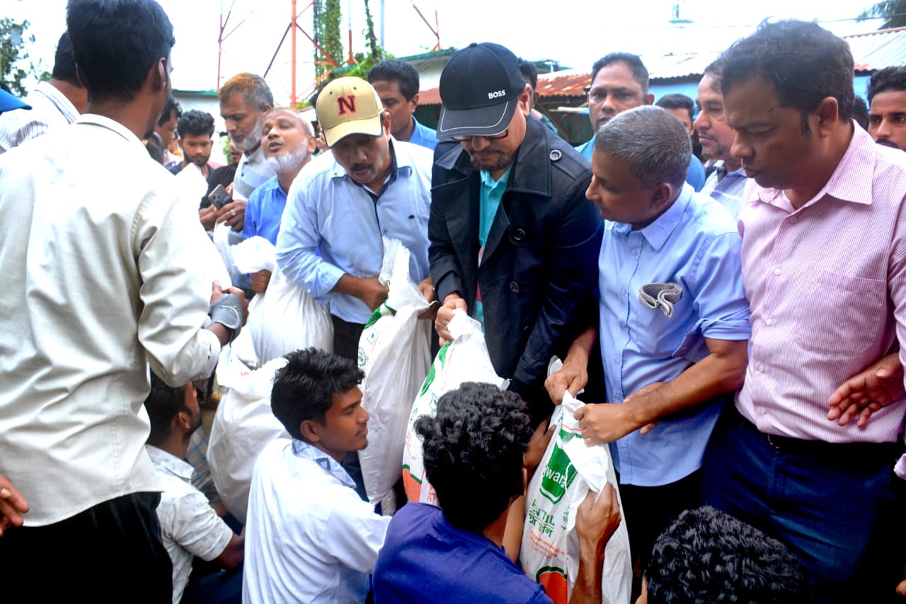 ফটিকছড়ি, নাজিরহাটে বন্যা দুর্গতদের মাঝে ত্রাণ বিতরণকালে ডা: শাহাদাত হোসেন