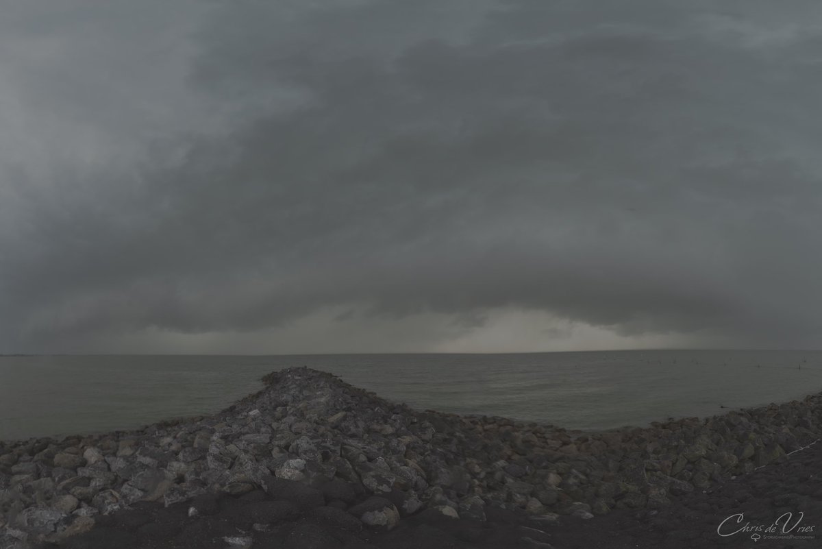 ChristiaandeV's tweet photo. De aanstormende arcus en wat een temp daling in no time. #koufront #onweer https://t.co/c1tUwS3mie