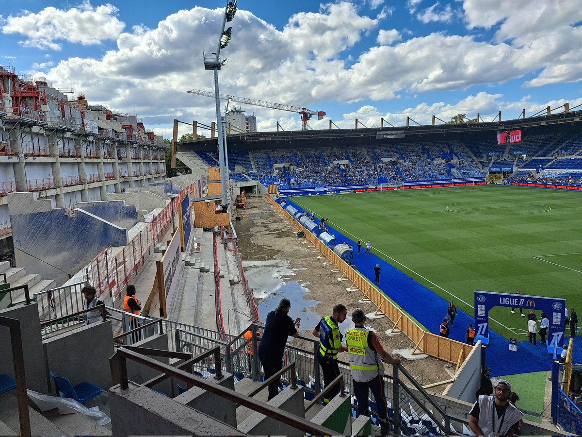 ici_alsace's tweet image. Pour ce premier match face à Rennes et pour toute la saison à domicile, le @RCSA jouera devant 19.200 spectateurs au stade de la #Meinau. La tribune sud est entièrement en travaux. #RCSASDR à suivre dès 16h30 sur @bleualsace