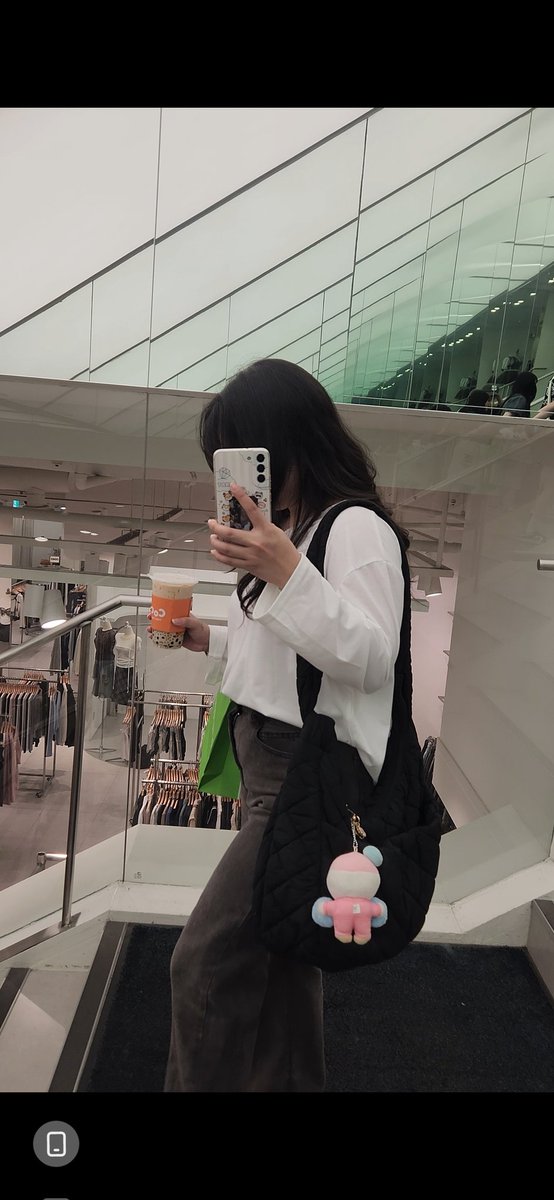 POTANGINA NIYO AYOKO MAG ASSUME BUT I'M WALKING AROUND SEOUL WITH A BBONGBBONGIE ON MY BAG 😭😭😭

AT PURO SVT RELATED MGA PINUNTAHAN KO TODAY HUHUHU