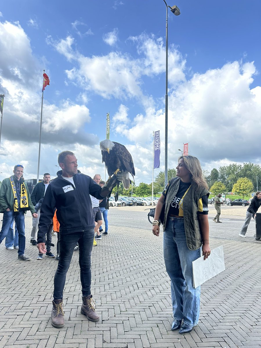 zoepetrillo_'s tweet photo. M’n eerste thuis wedstrijd met Justin op het veld! Wat hebben ze het goed gedaan, jammer van het eindresultaat!💛🖤
#vitexc #vitesse #gelredome #ernhem #justinbakker https://t.co/QI9u8go8cM