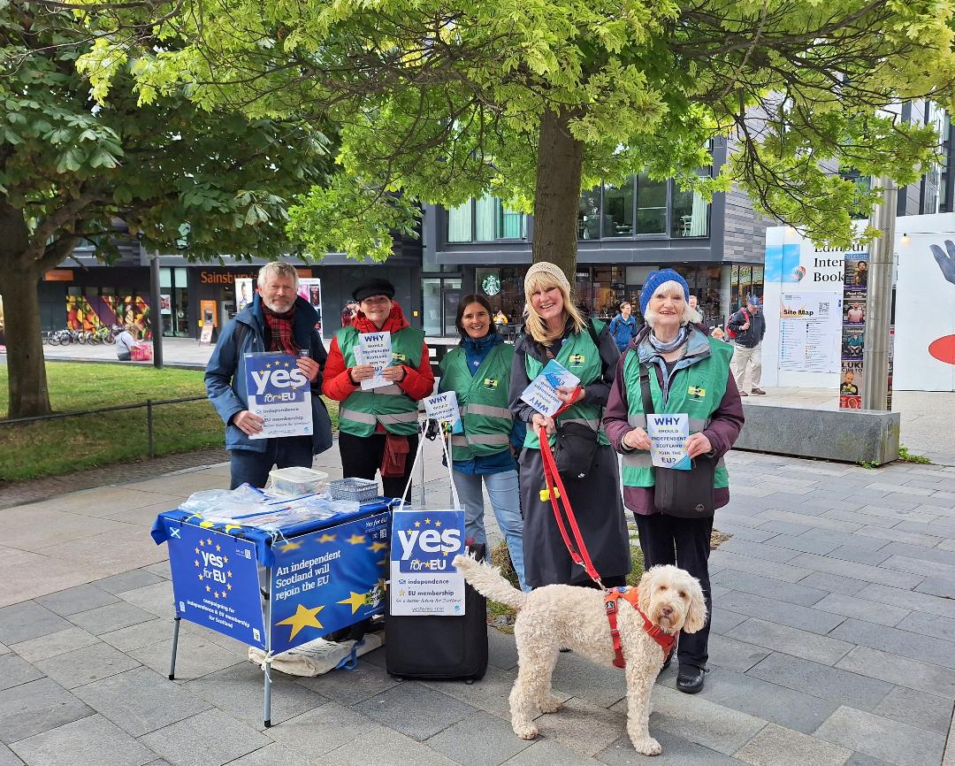 YesforEU's tweet photo. Busy stall on the #Meadows this morning!
Conversations with locals, tourists & festival-goers alike were very interesting, many on way to / from #BookFestival
The rain held off!
Grateful for Yes M&M help https://t.co/ONaS7wvTk9
#ScottishIndependence
@believeinscot
#IndyToJoinEU https://t.co/3zGxedgpnW