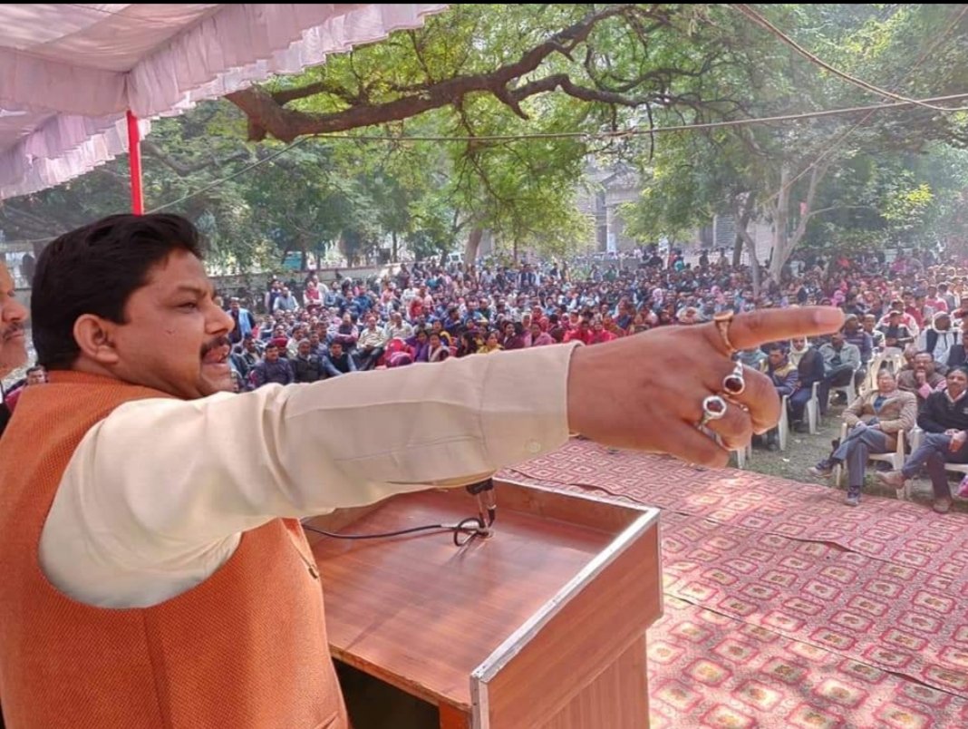 ये पेंशन स्कीम भी छलावा है,देशवासियों को दिखा रहे है कि पेंशन दे दिया गया
प्रदेश अध्यक्ष डॉ दिनेश चंद्र शर्मा जी ने ईको गार्डेन में दो बार बडी रैलियां कीं,विभागों में हडताल,कार्य बहिष्कार कराकर,कर्मचारियों की ताकत का सरकार को अहसास करवाया,राजनैतिक पार्टियों का ध्यान आकृष्ट कराया