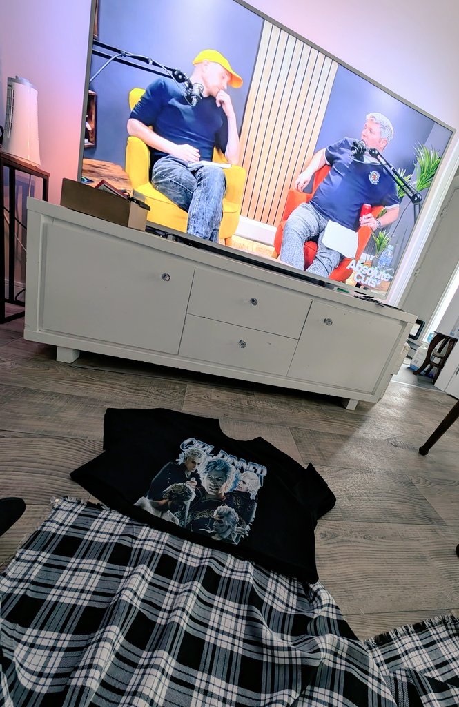 Catching up with <a href="/AbsoluteCuts/">Absolute Cuts</a> while making a #BaldersGate3 dress for ComicCon while <a href="/marknelsoncomic/">Mark Nelson</a> rips into nerds is my favourite pass time 😂