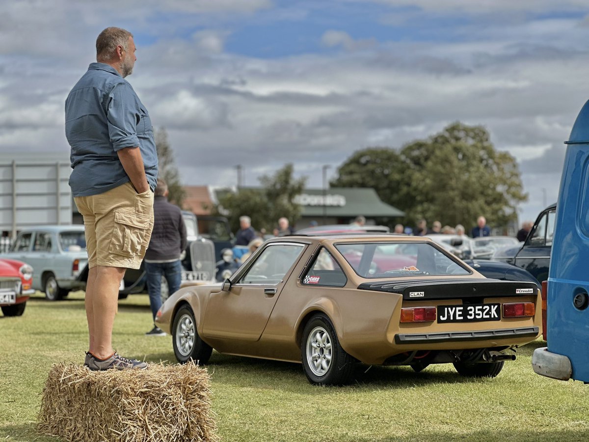 You know it’s bad when you need to stand on a straw bale to see over a Clan Crusader. 😂

#VerticallyChallenged