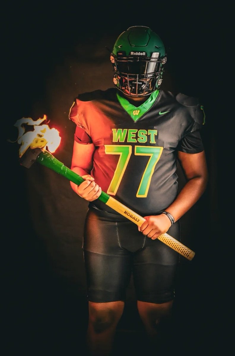 BigBratton77's tweet photo. GAME TIME!!! NO DAYS OFF!!!! #OLINE #TACKLE #NOSEGUARD #CO2027 https://t.co/h9KKvXRIim