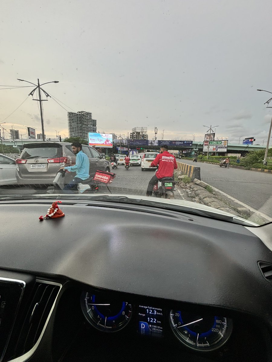 vedangs's tweet photo. @zomato @MumbaiPolice @MTPHereToHelp please keep an eye on these jokers who deliver zomato goods. This is dangerously happening near Mahim Junction. It is risky. https://t.co/jeNTR0EruT