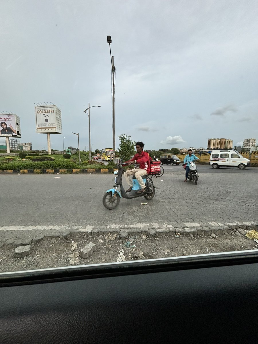 vedangs's tweet photo. @zomato @MumbaiPolice @MTPHereToHelp please keep an eye on these jokers who deliver zomato goods. This is dangerously happening near Mahim Junction. It is risky. https://t.co/jeNTR0EruT