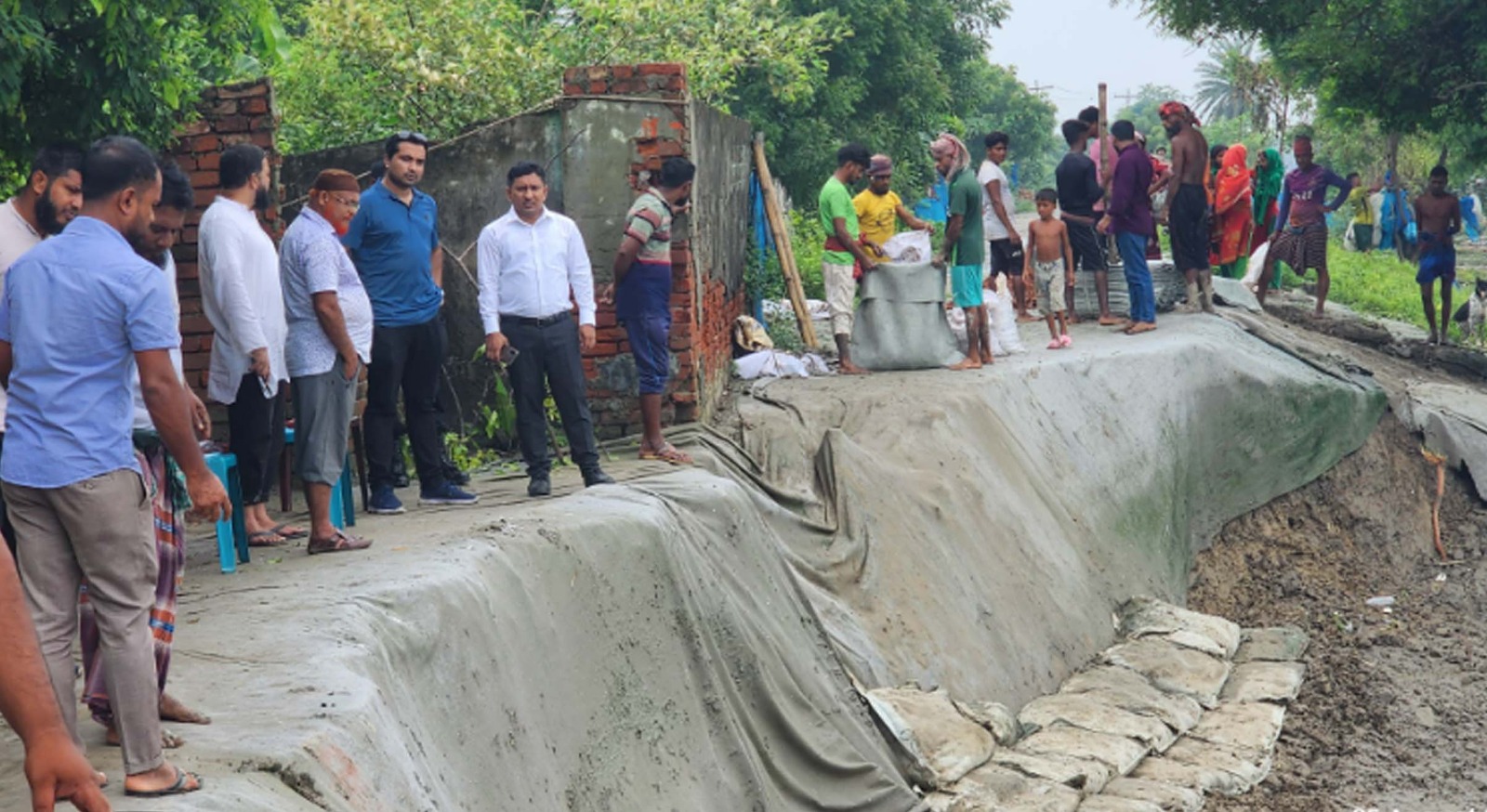 দেবহাটার ইছামতি নদীর ভাতশালা এলাকায় বেড়িবাঁধ রক্ষায় কাজ শুরু