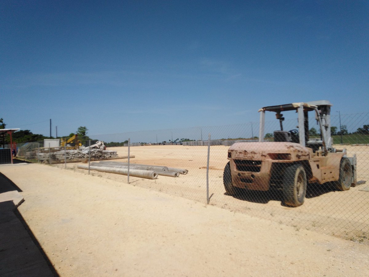 Hoy nos fuimos junto a estos héroes. De lunes a domingo, de sol a sol montando parques fotovoltaicos.
Por #Cuba seguimos trabajando.
