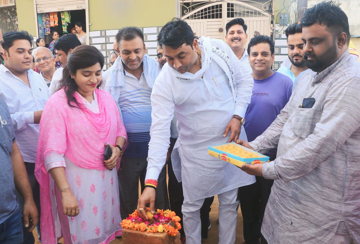 isomendratomar's tweet photo. वार्ड नंबर 35 हफीजाबाद मेवला में नगर निगम, मेरठ द्वारा निर्मित की जाने वाली सड़क के निर्माण कार्य का शुभारंभ स्थानीय वासियों के साथ किया। इस दौरान स्थानीय पार्षद श्रीमती पूनम गुप्ता जी सहित अन्य सम्मानित गण भी उपस्थित रहें।
#RoadConstructionWork https://t.co/92qJrJZOPN