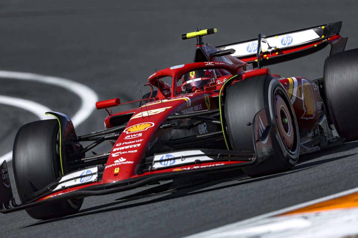 ScuderiaFerrari's tweet photo. Lap 55/72: @Carlossainz55 moves up another position after RUS pits 👊 

@Charles_Leclerc - P3
@Carlossainz55 - P5

#DutchGP 🇳🇱 #F1 https://t.co/GXK4AFzlYV