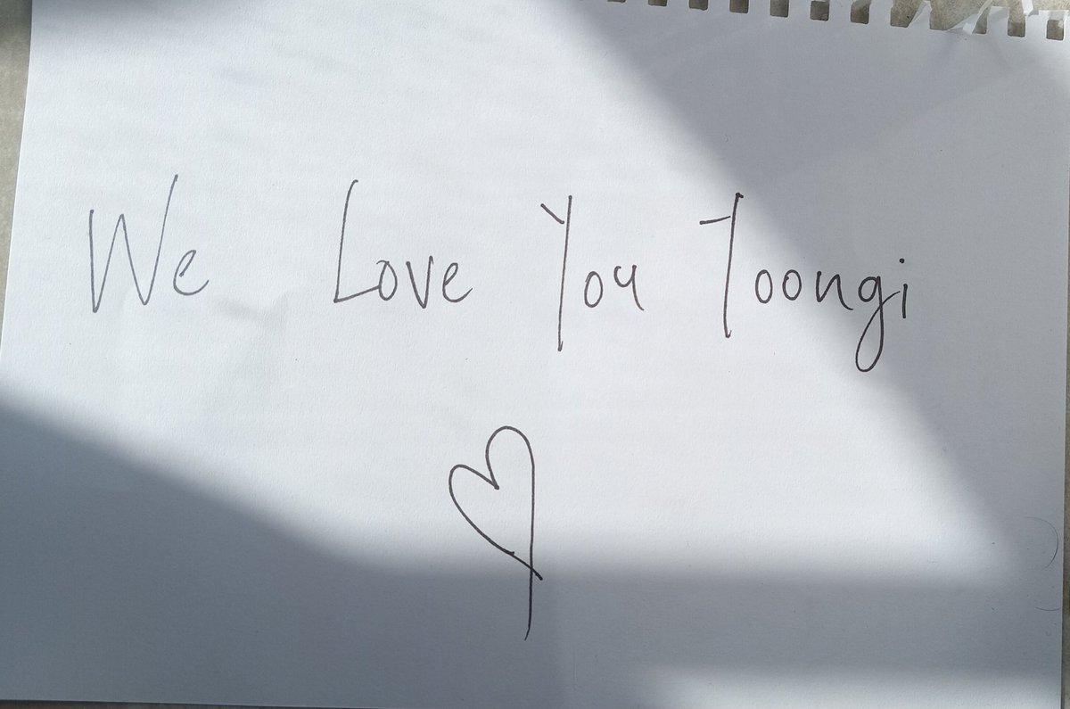 yoonbooby_7's tweet image. Ideas we&apos;ve got so far : 

1) hand written &quot;WE LOVE YOU YOONGI&quot; 
2) army rally wiring purple t-shirts
3) purple/lotus flower 
4) banner plane 

Feel free to share your ideas 👇🏻