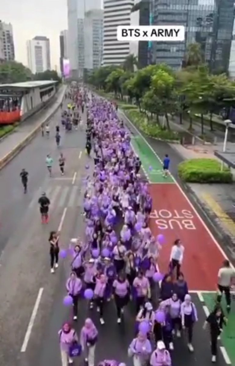 yoonbooby_7's tweet image. Ideas we&apos;ve got so far : 

1) hand written &quot;WE LOVE YOU YOONGI&quot; 
2) army rally wiring purple t-shirts
3) purple/lotus flower 
4) banner plane 

Feel free to share your ideas 👇🏻