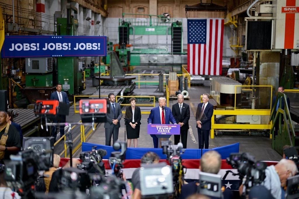 Republicans's tweet photo. President Trump will restore American manufacturing! 🇺🇸 https://t.co/1tXj1xHuTK