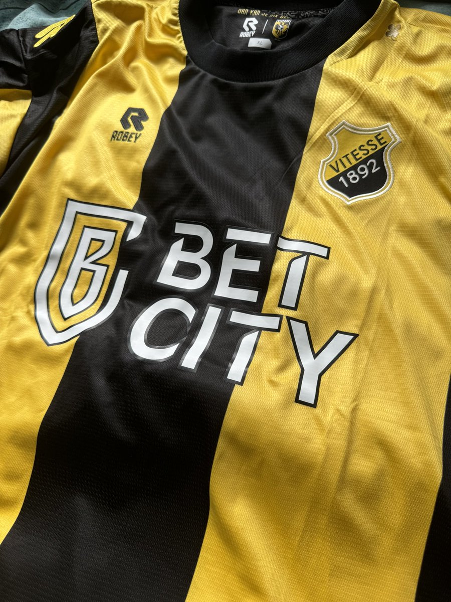 #dtv #help Ik wil dit shirt inlijsten, maar stiekem vind ik het shirt mooier zonder sponsor op de borst (sorry BetCity!)

Weet iemand of je het logo eraf kan krijgen zodat je een clean shirt krijgt?