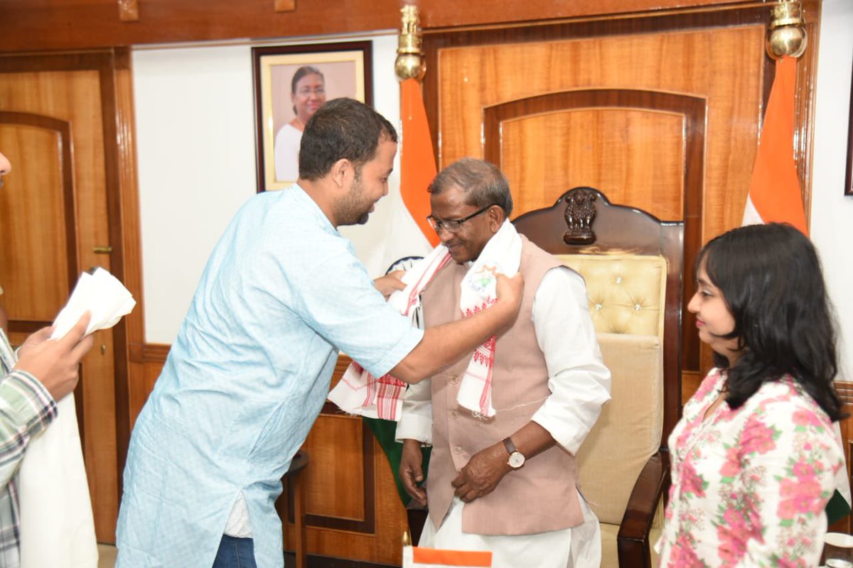 TalukdarDurllav's tweet photo. Honoured to have met our hon’ble Governor of Assam Shri Lakshman Acharya Sir today at his residence for discussion of women safety. Thank you sir, for your hospitality and kind words 🙏🏻🙏🏻 https://t.co/4aQQzsbtVm
