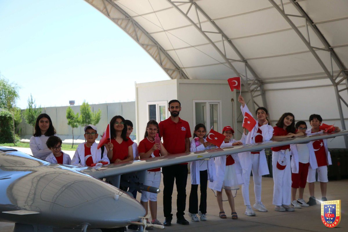 jandarma's tweet photo. Gözümüz Yükseklerde😊

Geleceğin İHA Pilot adayı öğrenci kardeşlerimiz, Cizre Jandarma İHA Filo Komutanlığımızı ziyaret etmiştir.
📍Şırnak
#Jandarma
#JandarmaHavacılık https://t.co/EDlFXQmUxF