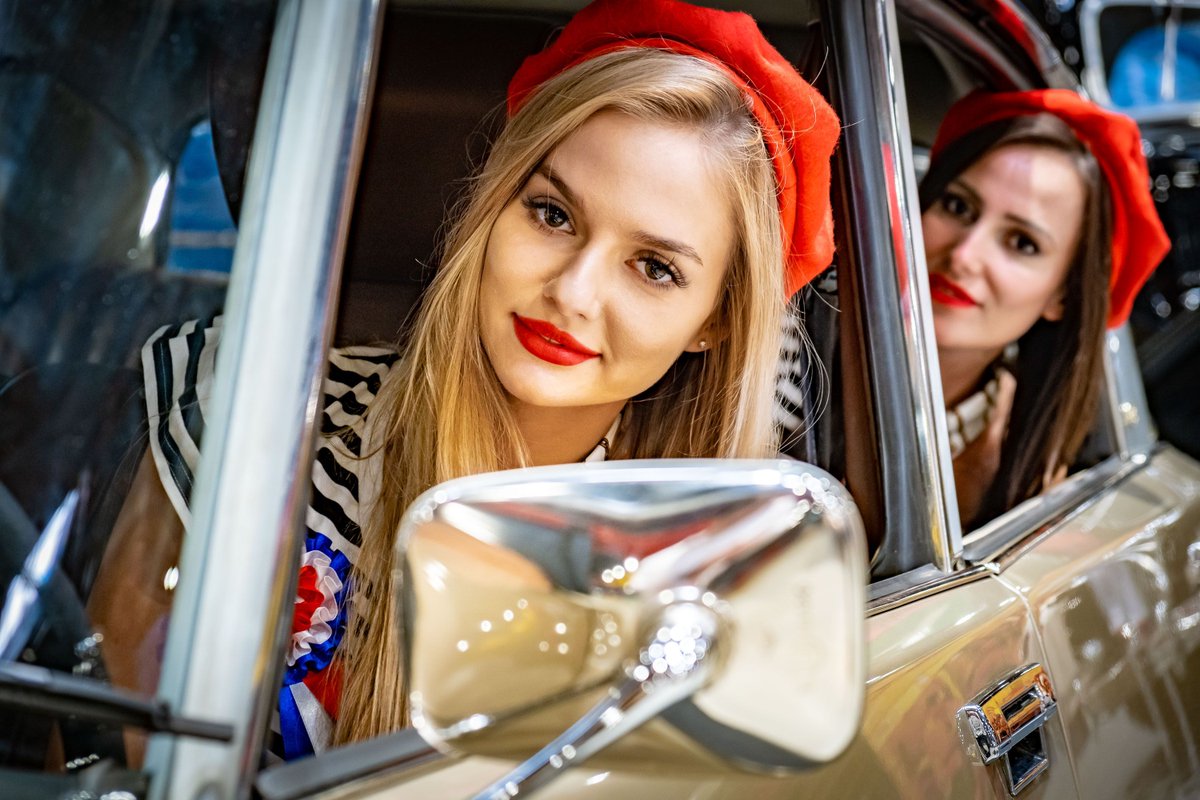 Francuskie's tweet photo. Targi Retro Motor Show Warszawa 2020 #RetroMotorShow #Citroen #CitroenDS https://t.co/InajkzY0Rz