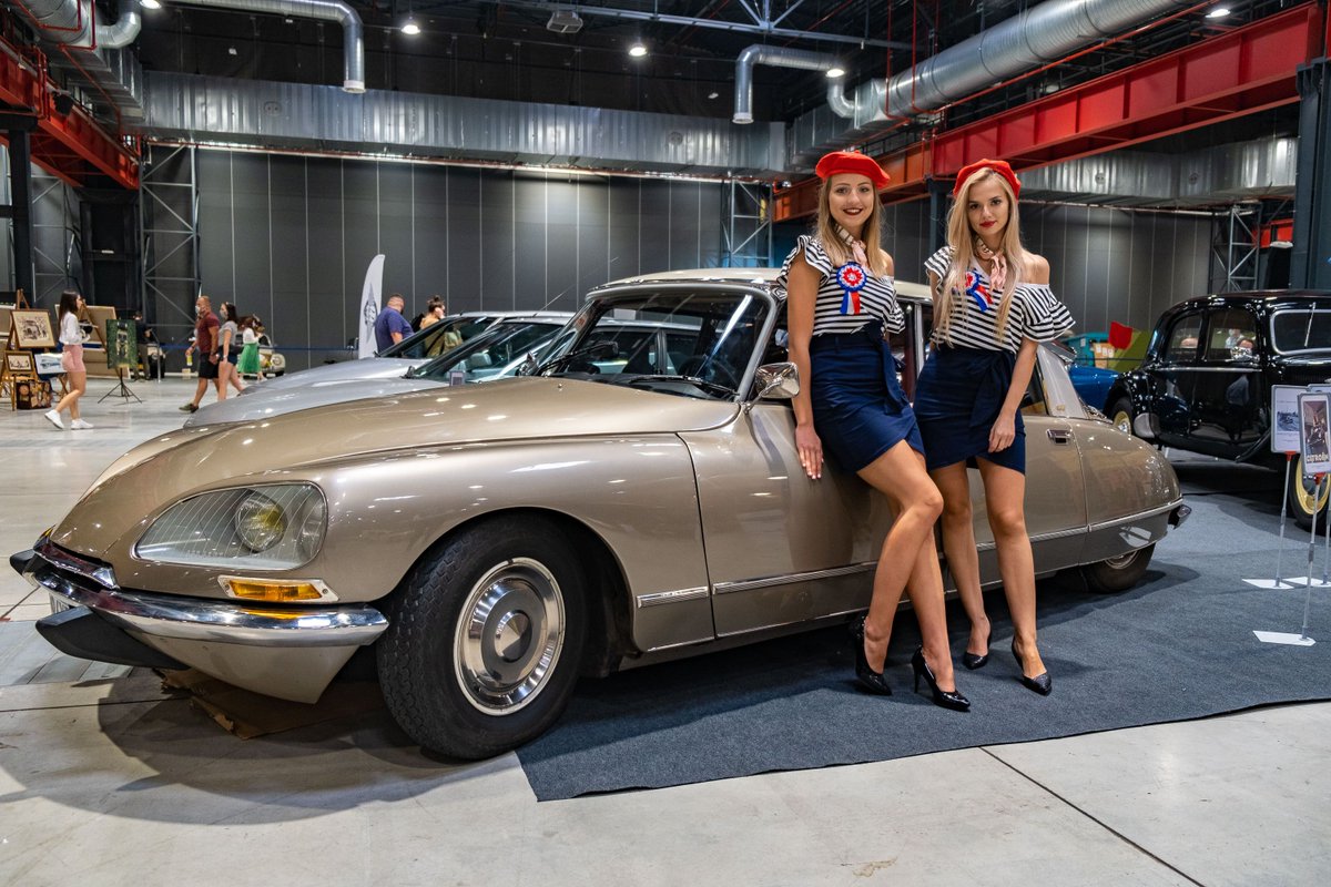 Francuskie's tweet photo. Targi Retro Motor Show Warszawa 2020 #RetroMotorShow #Citroen #CitroenDS https://t.co/InajkzY0Rz