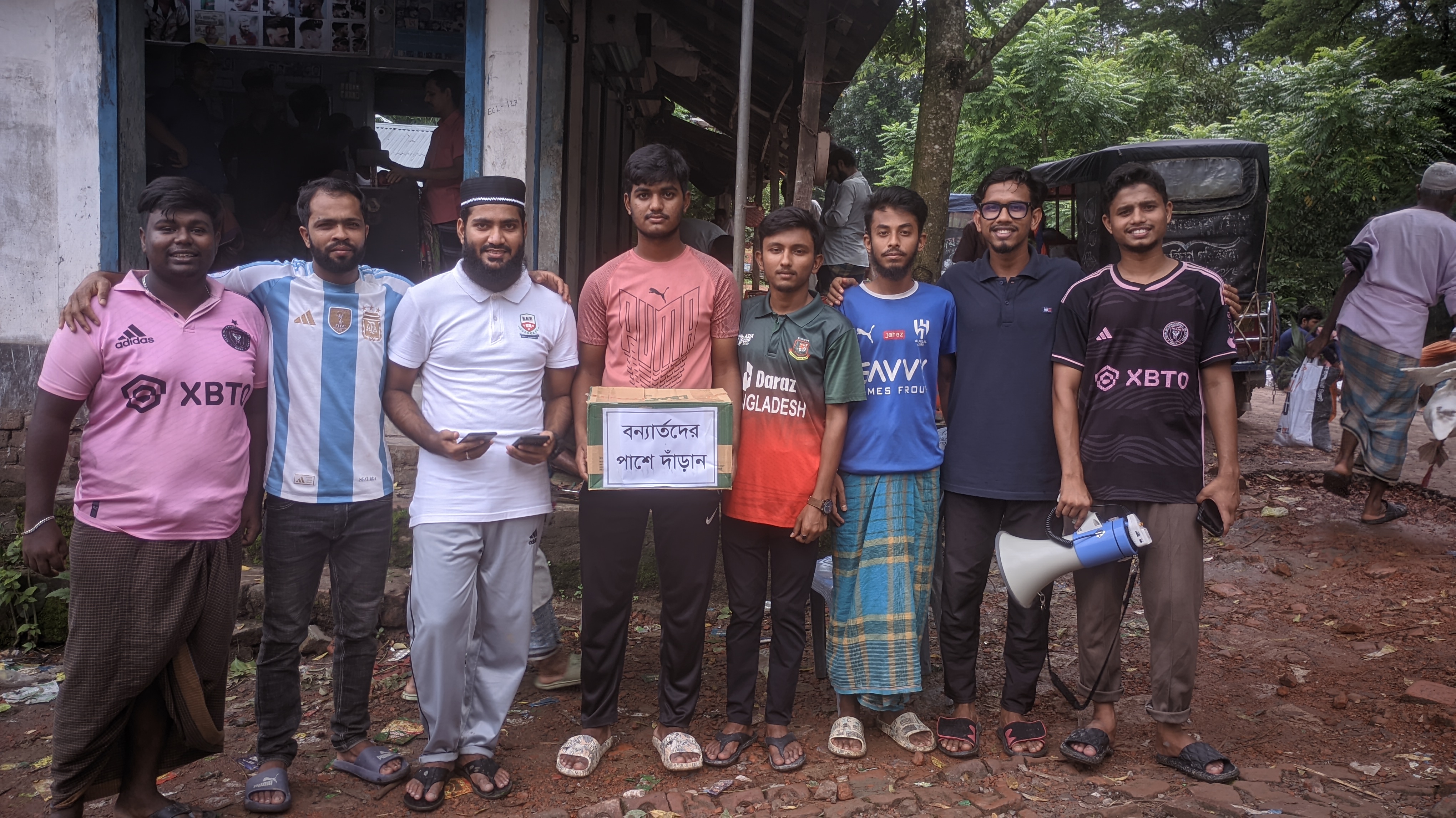 বন্যার্তদের পাশে দাঁড়ালো আমতলীর সাধারণ শিক্ষার্থীরা