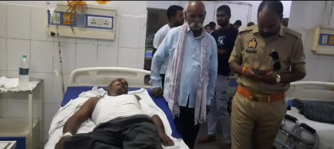 tnpnewsup's tweet photo. #आजमगढ़

♦️बाइक से धमके बदमाशों ने मोपेड सवार को मारी गोली, घायल जिला अस्पताल में भर्ती
♦️नीम के पेड़ की डाल ले जाने को लेकर हुआ था विवाद
♦️घायल का एक दिन पूर्व पुलिस द्वारा हुआ था चालान व शाम को मिली थी जमानत
♦️आजमगढ़ के कप्तानगंज थाना के लखनूपुर की घटना
@digazamgarh https://t.co/48RSDEdNnz