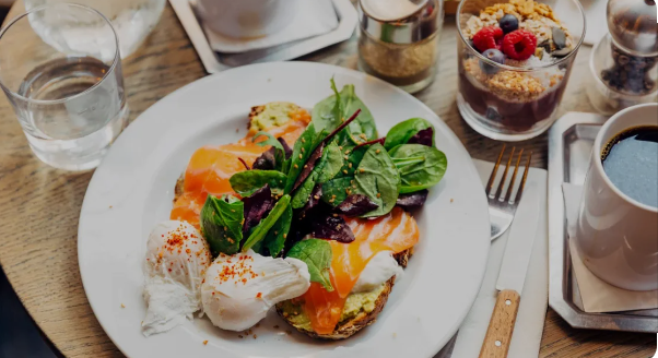 3 Best brain foods:

Fatty fish- Rich in omega-3 fatty acids; maintain the health of brain cell membranes &amp; supporting cognitive function.

Blueberries- Contain antioxidant "anthocyanin"; protect against age-related brain decay.

Leafy greens- Slow down the cognitive decline.