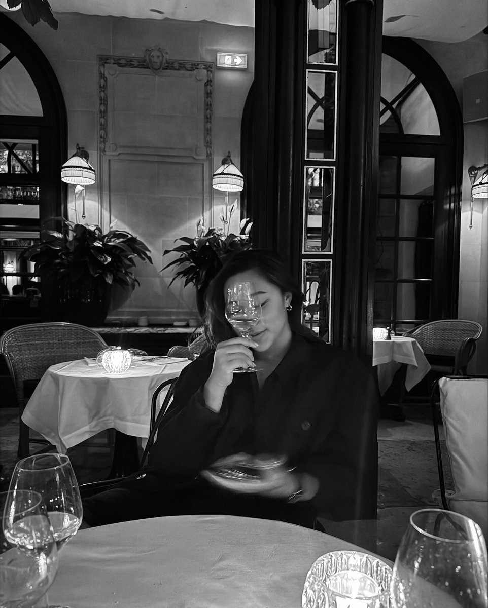 kimcrooz's tweet photo. Paris 🖤✨ https://t.co/erzJTGnSNv