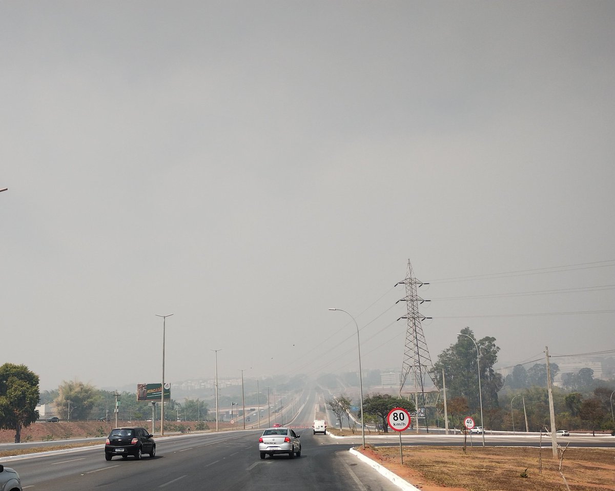 cynaramenezes's tweet photo. o agro conseguiu destruir o céu azul de brasília https://t.co/RKg6A2kOu0