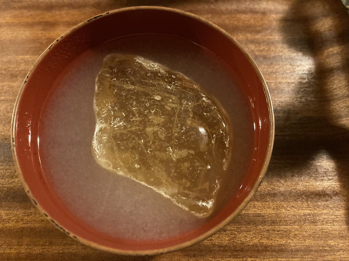 Dai_0358's tweet photo. ダイヤモンドのニュースに触発され、
前にビーチコーミングで見つけた琥珀状物質の鑑定をしてみました。

飽和食塩水（比重1.10）に入れて
浮けば琥珀（比重1.04〜1.10）、
沈めばプラスチック（比重1.2〜1.3）
って簡単な鑑定。

浮いたのでたぶん琥珀。
綺麗だよね。
#ビーチコーミング https://t.co/XJL87hmYvg