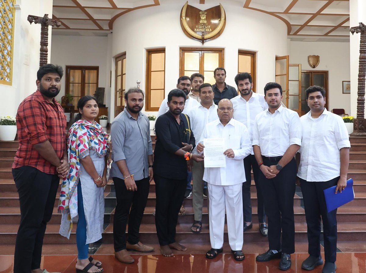 ಕೆಪಿಎಸ್ಸಿ ಪರೀಕ್ಷೆಯನ್ನು ಮುಂದೂಡಬೇಕೆಂದು ಕೋರಿ ಯುವ ಮೋರ್ಚಾ ರಾಷ್ಟೀಯ ಅಧ್ಯಕ್ಷರು ಹಾಗೂ ಸಂಸದರಾದ ಶ್ರೀ <a href="/Tejasvi_Surya/">Tejasvi Surya</a>  ಯುವ ಮೋರ್ಚಾ ರಾಜ್ಯ ಅಧ್ಯಕ್ಷರು ಹಾಗೂ ಶಾಸಕರಾದ ಶ್ರೀ <a href="/dheerajmuniraj/">Dheeraj Muniraj</a>  ಅವರುಗಳು ಗೌರವಾನ್ವಿತ ರಾಜ್ಯಪಾಲರಿಗೆ ಮನವಿ ಸಲ್ಲಿಸಿದರು.

ಈ ಸಂದರ್ಭದಲ್ಲಿ ಯುವ ಮೋರ್ಚಾ ರಾಜ್ಯ ಪ್ರಧಾನ ಕಾರ್ಯದರ್ಶಿ ಶ್ರೀ ಸಂದೀಪ್